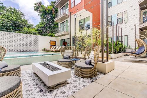 East Cesar Chavez Apartment | Sentral East Austin at 1614 E Sixth