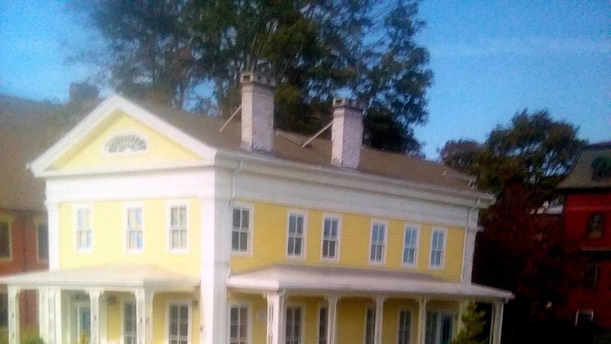 New London Apartment | Separate apartment in ship captain's house. Quiet neighborhood. Near beach.