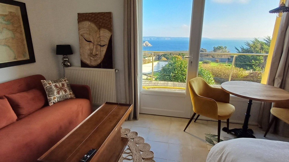 Plougonvelin Bed & Breakfast | Separate room with sea view
