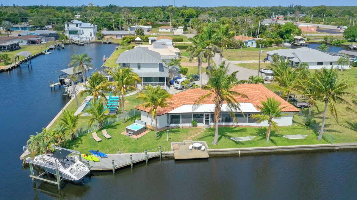 Fort Myers House | September Deal – Near Downtown W/Hot Tub, Kayaks, Fishing & Pets Friendly!