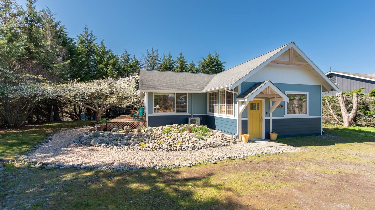 Sequim Cottage | Sequim Escape w/Gas Grill & Deck, Walk to Beach!