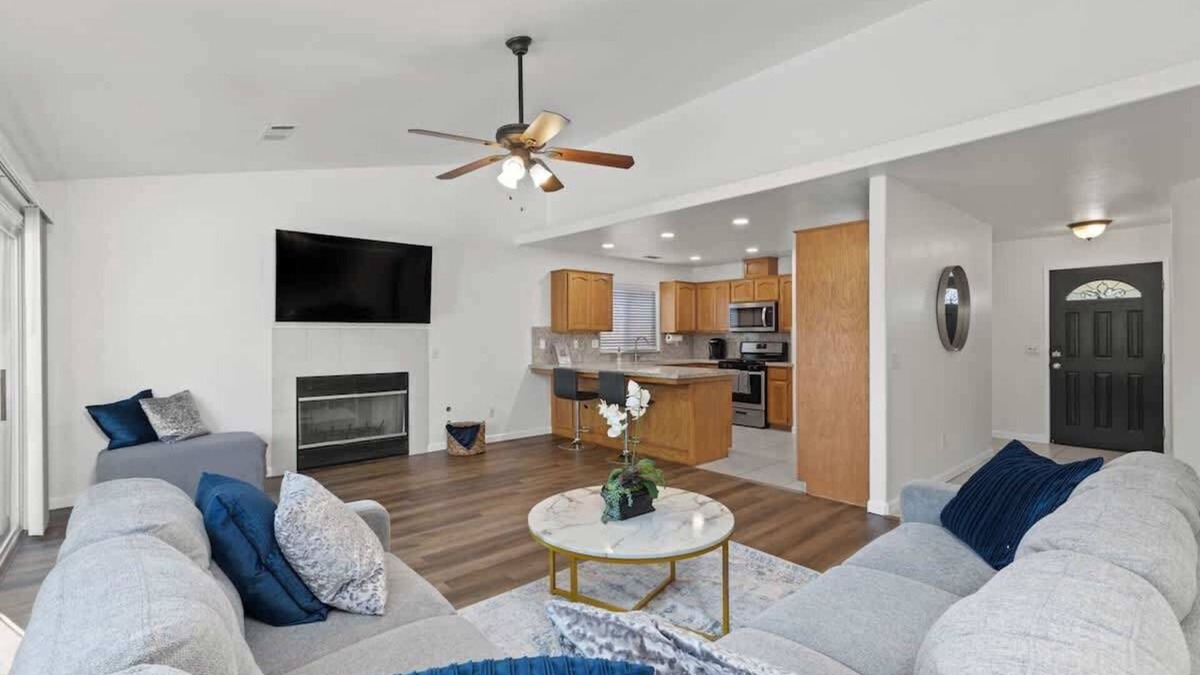 Visalia House | Sequoia Poolside Escape w BBQ & Fire pit