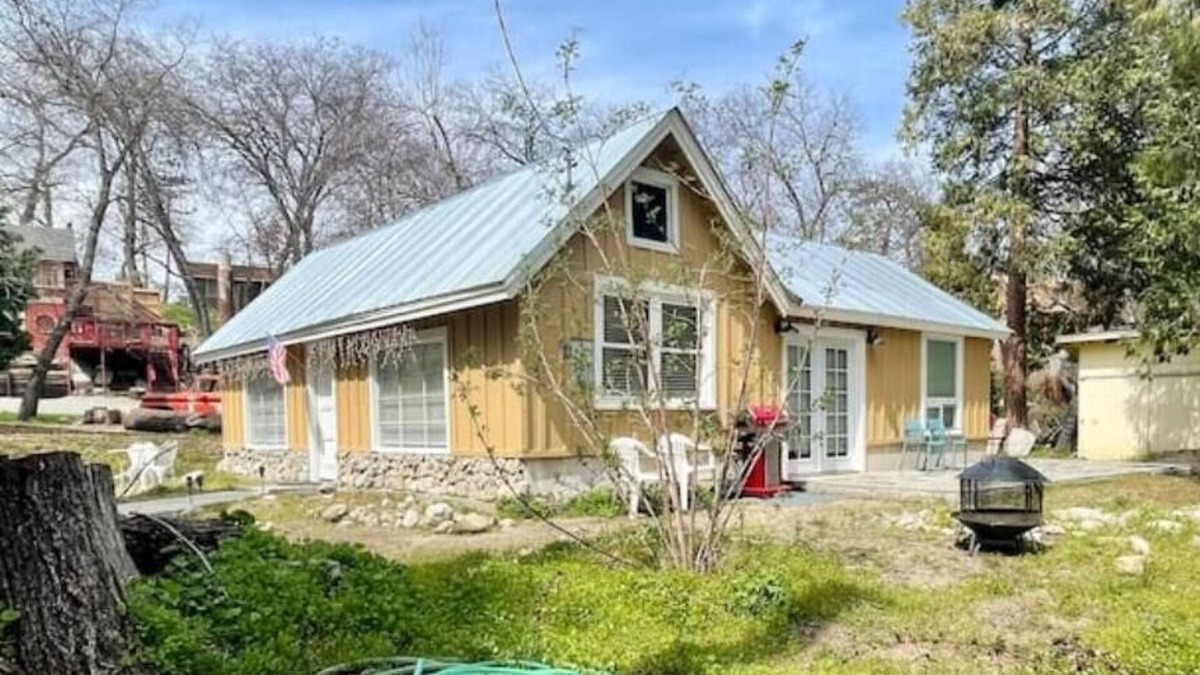California Hot Springs Cottage | Sequoias Creekside/Vintage Yellow Cottage