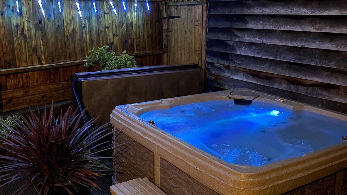 Leominster Cottage | Serafina cottage with hot tub
