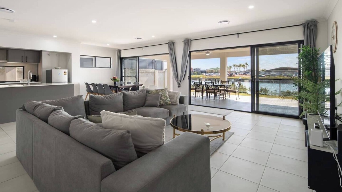 Gold Coast House | Serena by the Water Family Retreat in Hope Island