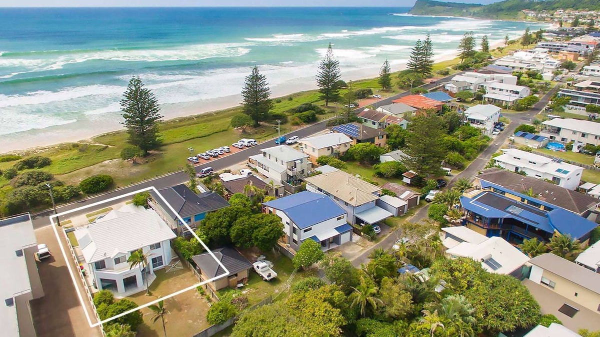 North Creek House | Serendipity - 4 BR beachfront Lennox Head home