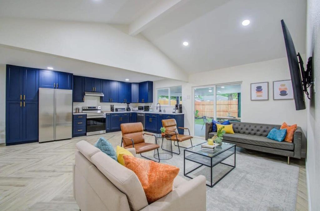 Friendswood House | Serene 4-Bed Getaway - Hot tub & Fire Pit