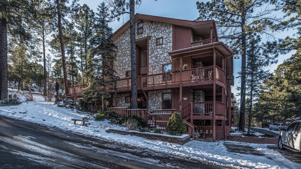 Ruidoso Condo | Serene 4-bedroom Cabin/Condo & THEATER ROOM! Near downtown, restaurants, & parks