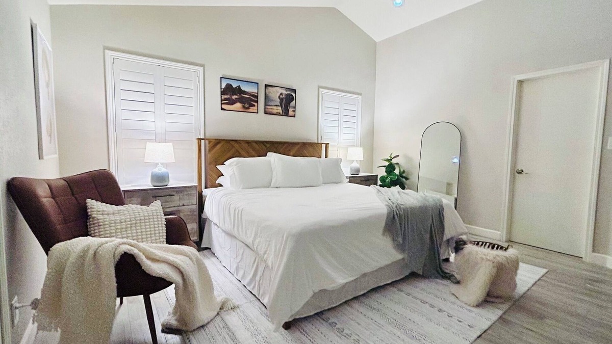 Chinatown House | Serene 4-bedroom house in Las Vegas with sparkling pool, king bed & office space