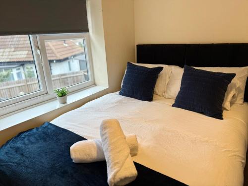 Nottingham Apartment | Serene 5BR Home - Near Wollaton Hall, QMC, City Centre & Nottingham University - Sleeps 9