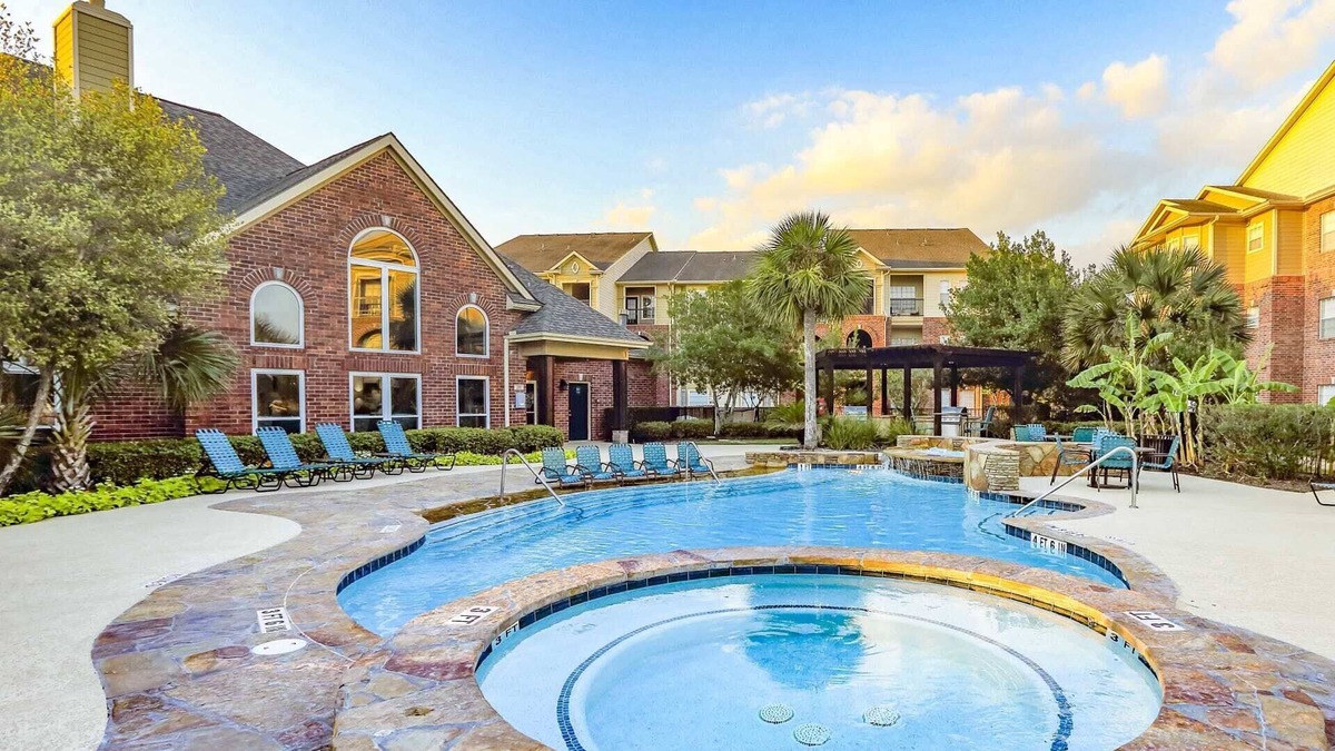 Pearland Apartment | Serene and Cozy Family-friendly1 bdrm Apt w/Lakeview in Pearland, TX!