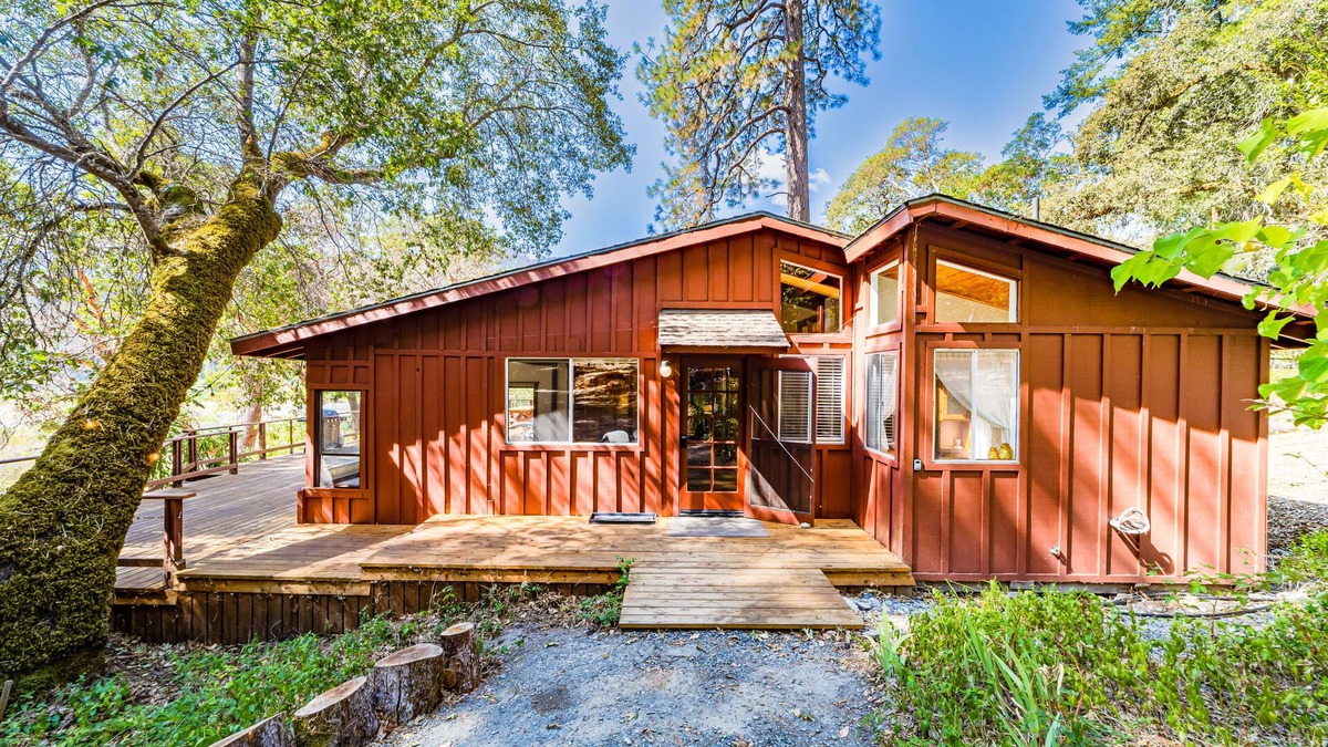 Salyer House | Serene cabin with large deck, woodstoves & trail to river beach - dog-friendly