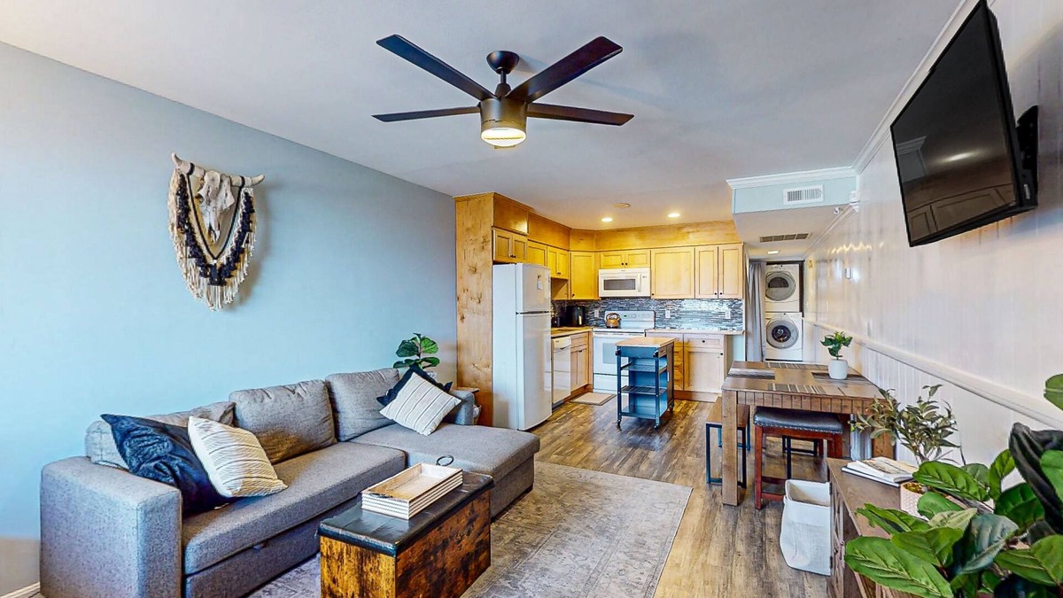 Caine Woods Condo | Serene condo with central AC, deck & washer/dryer - near golf & theme parks