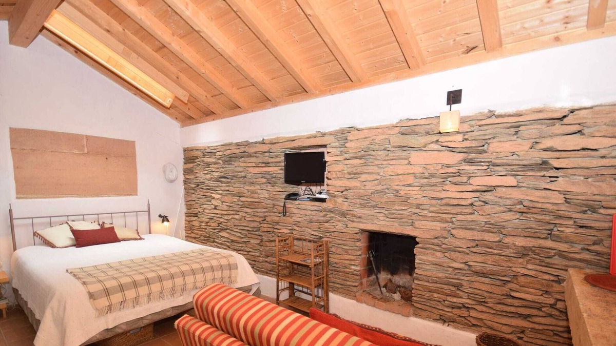 Troviscais Cottage | Serene Cottage in São Luís with Barbecue