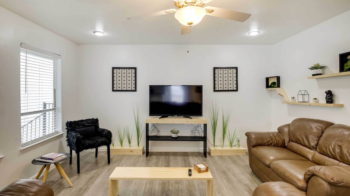 Knox - Henderson Condo | Serene Dallas Condo w/Pool - Walkable Location!