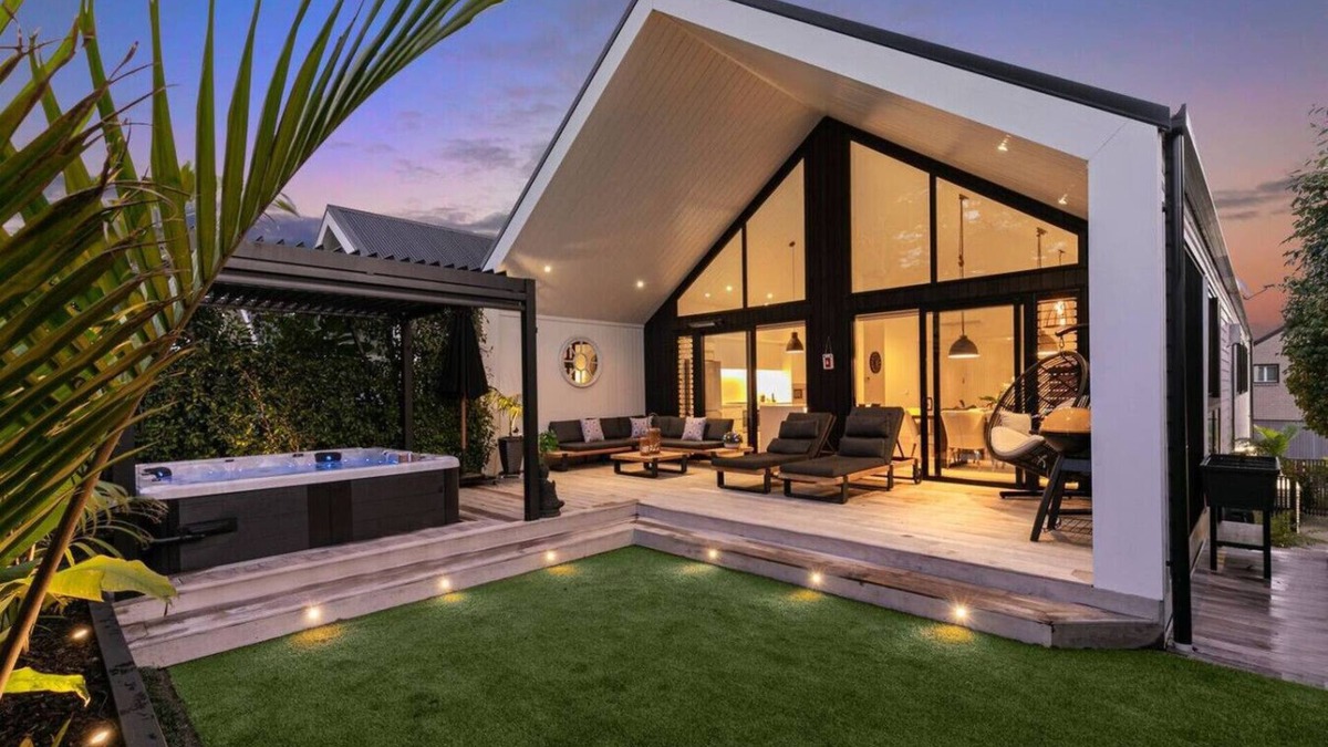 Hobsonville House | Serene Escape with Spa near Hobsonville Waterfront