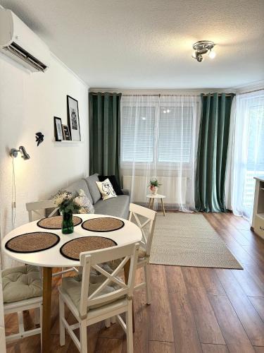 Ferencvaros Apartment | Serene Garden View Suite