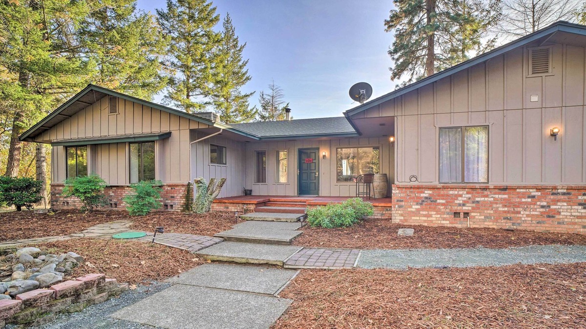 Grants Pass House | Serene Grants Pass Lodging w/ Mountain Views!