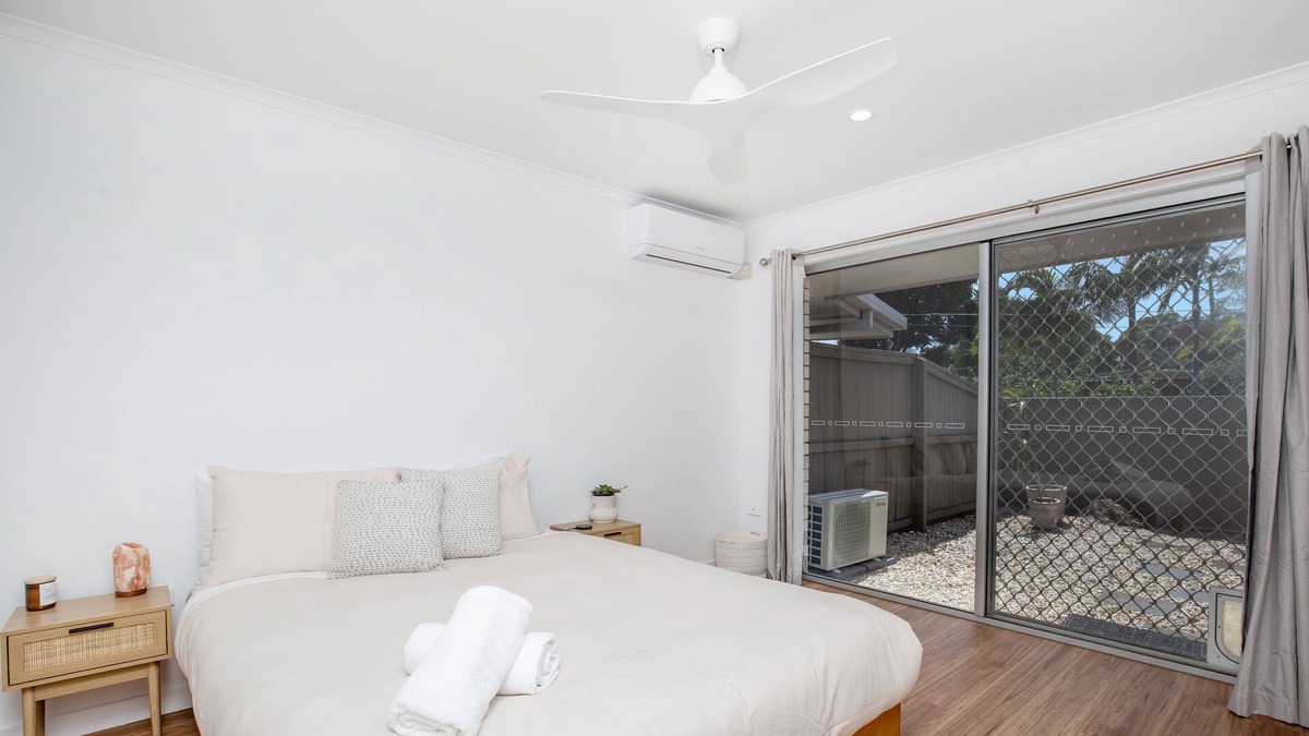 Burleigh Waters Apartment | Serene Guest House with pool access