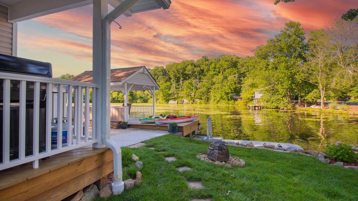 Glasser Cottage | Serene home on the water with beautiful lake views