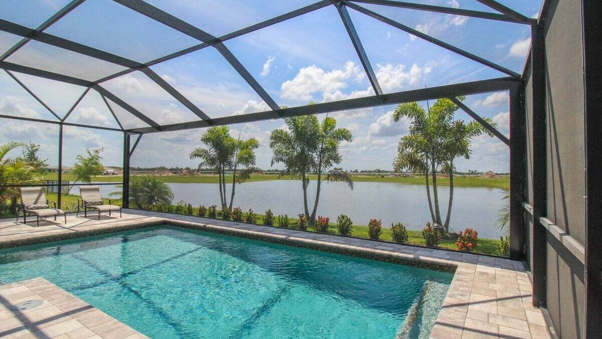 Lakewood Ranch House | Serene lakefront pool home in Lorraine Lakes - Coral Paradise