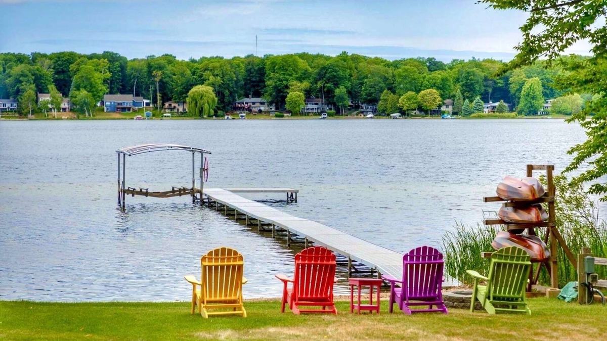 Grawn House | Serene Lakehouse - Private Beach, Kayaks, Pickleball, various games, and near TC