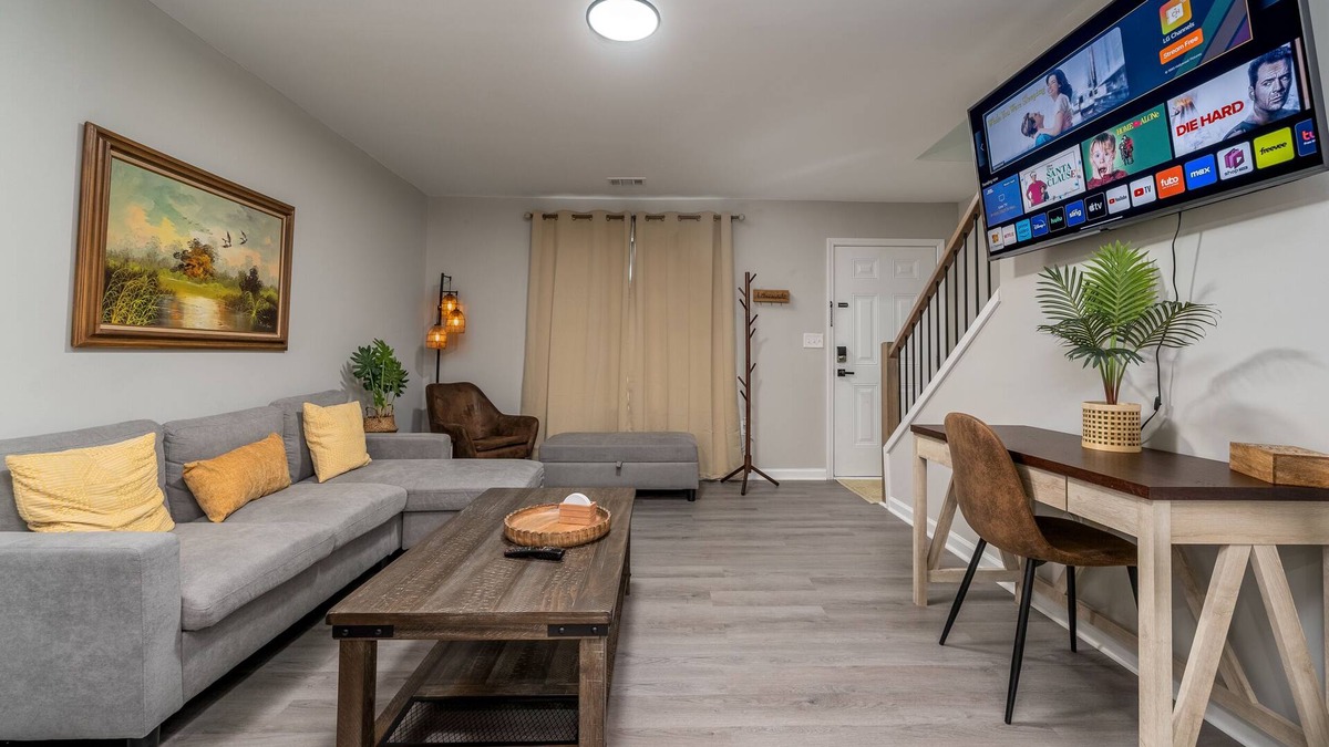 Oakwood House | Serene Oakwood Townhouse