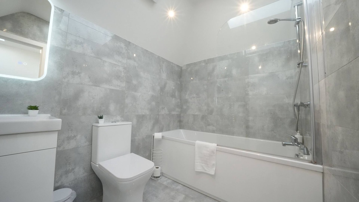 Stanwell Apartment | Serene Oasis 5mins from Heathrow Airport - Free Parking