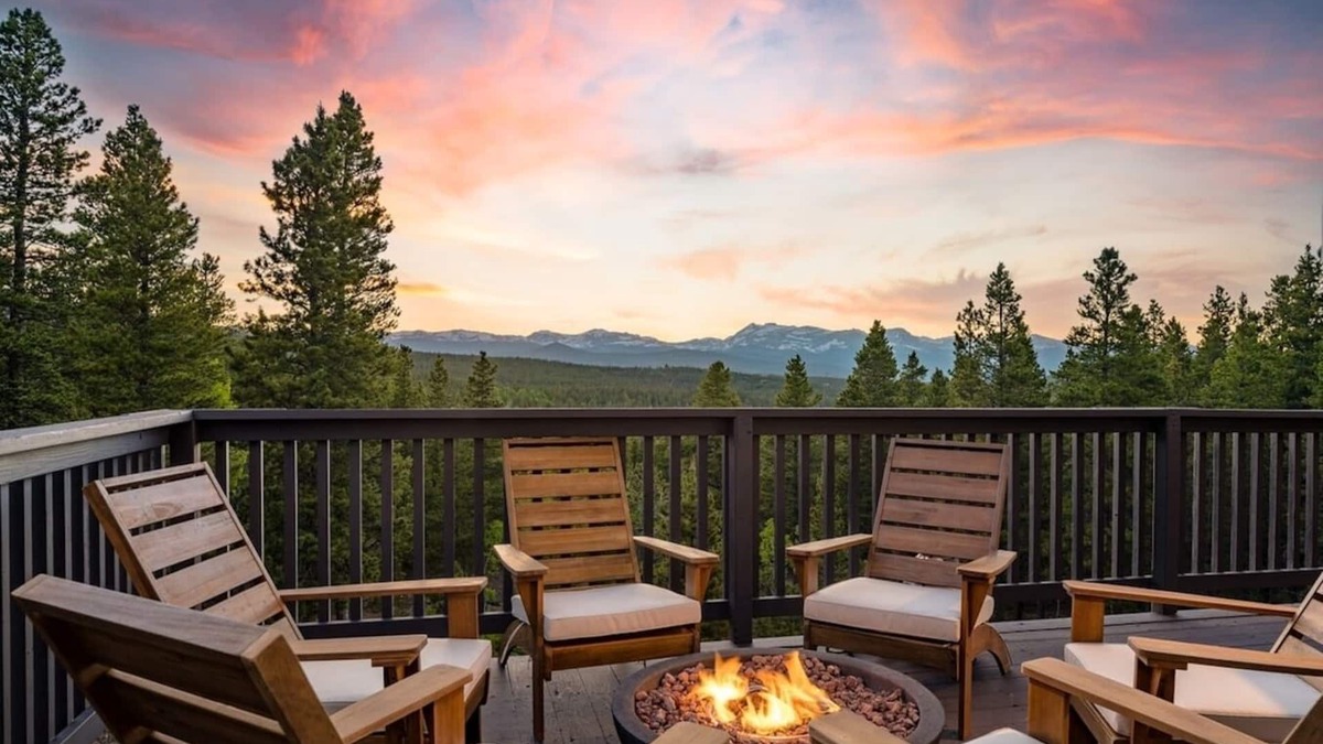 Black Hawk House | Serene Retreat: Amazing Views, HotTub, Sauna with XBOX