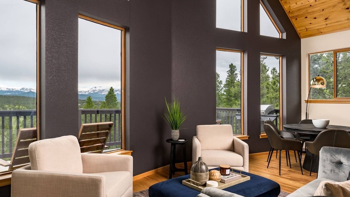 Black Hawk House | Serene Retreat Amazing Views Hottub Sauna Xbox