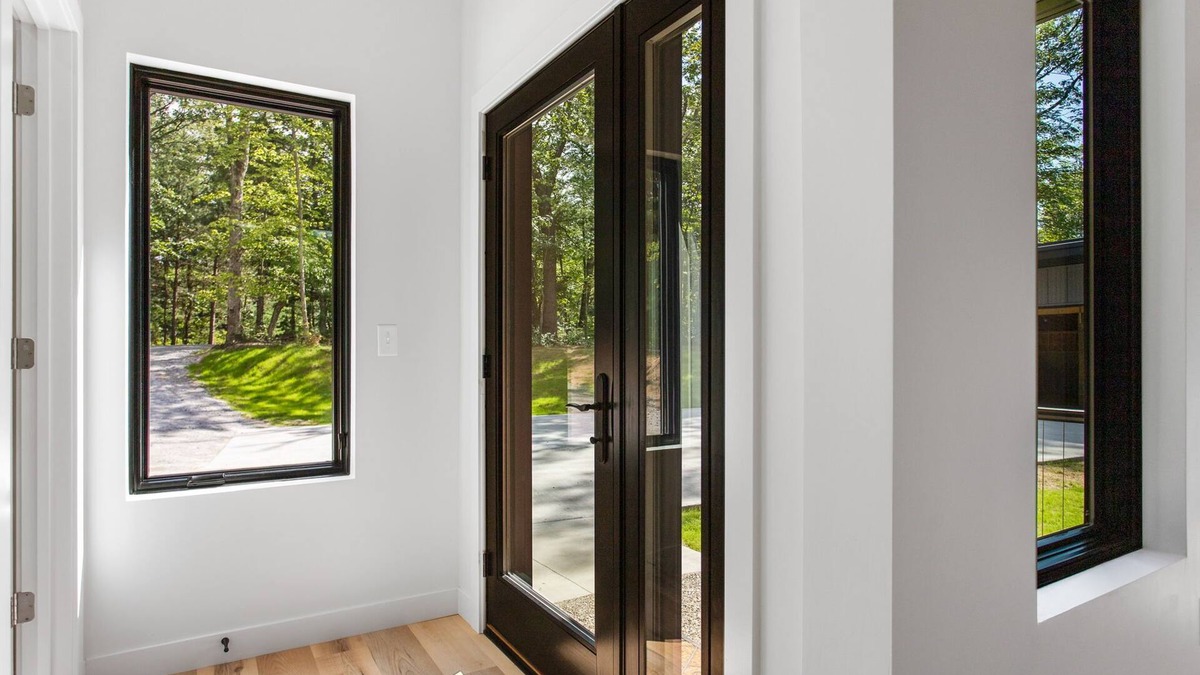 Muskegon House | Serene Retreat Awaits: Welcome to Endless Views,Your Luxurious Contemporary Home