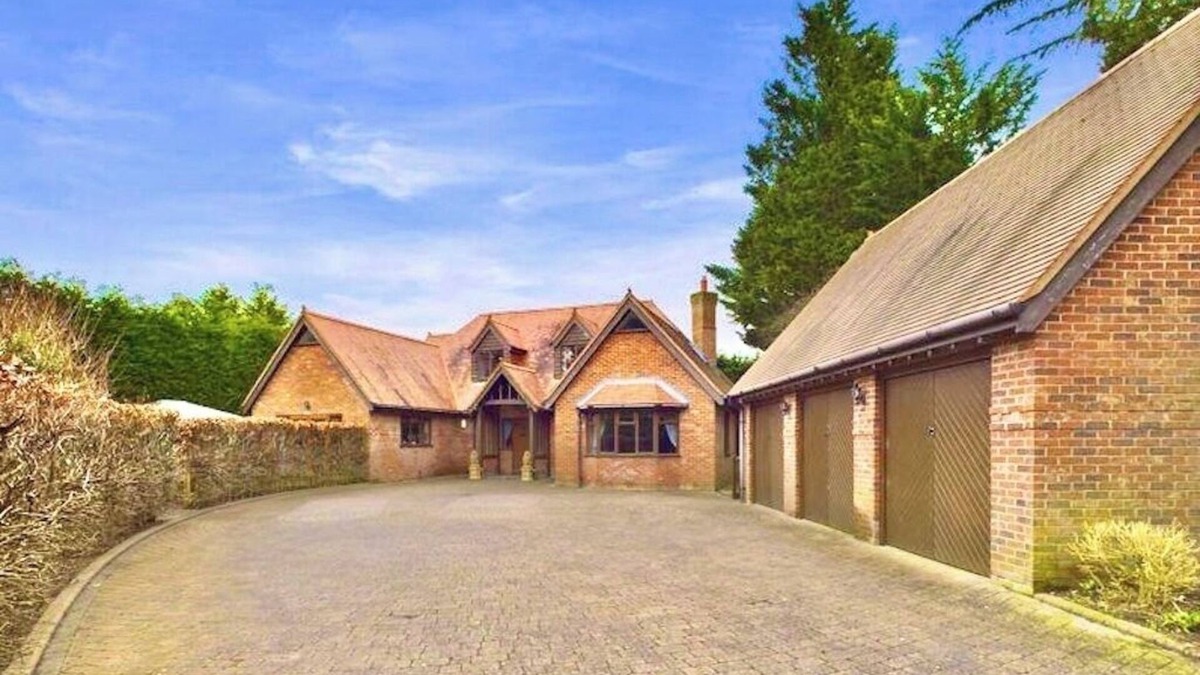 Matchams House | Serene Retreat - Hot Tub - Pool Table - Near New Forest and Beach - Sleeps 12