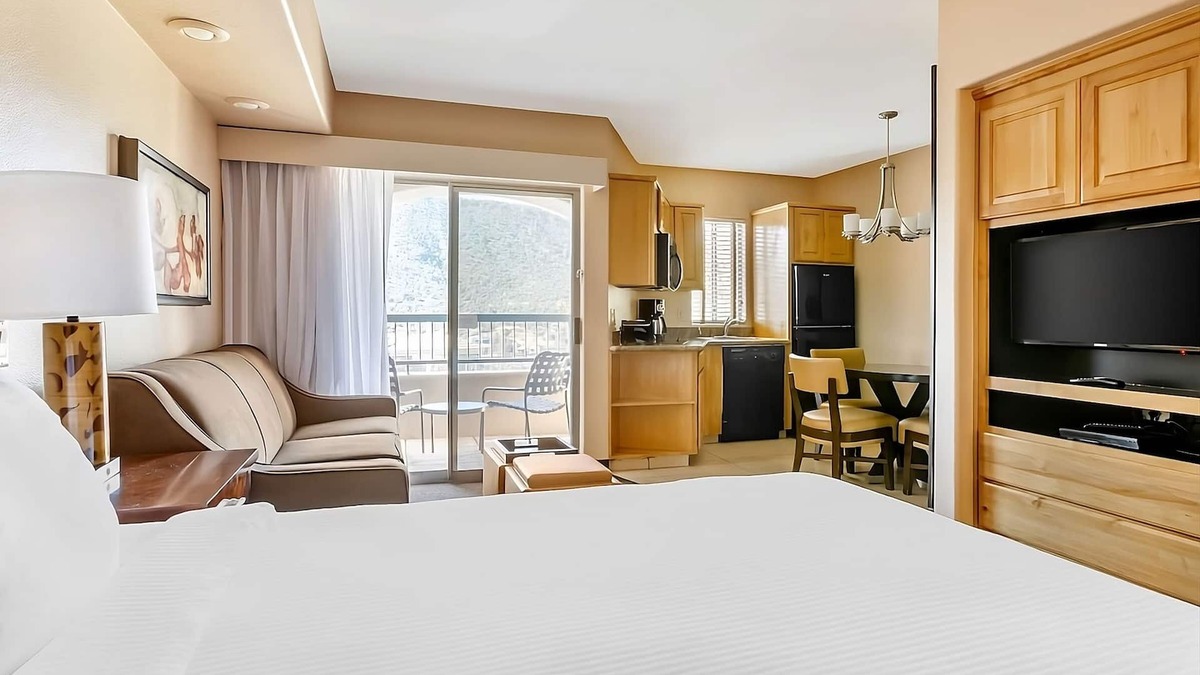 Oak Creek Hotel | Serene Retreat in the Heart of Sedona! Full Kitchen, Outdoor Pool, Free Parking!