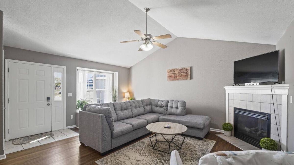 Lawrence House | Serene Retreat near Clinton Lake/New furniture!