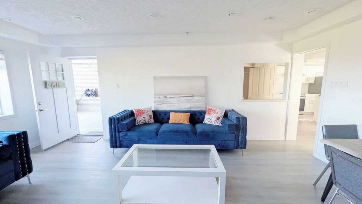 Cordova Bay House | Serene Seaside Getaway | Large 2BR Oceanview Suite – Ground Floor