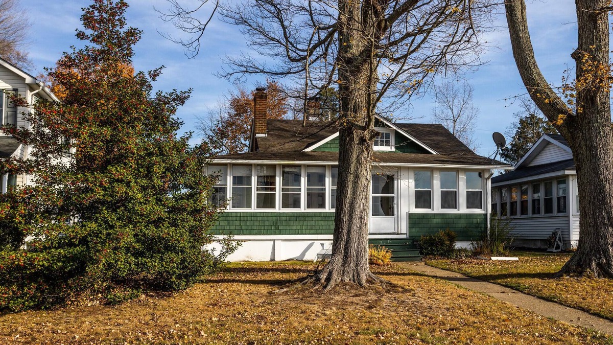 Croom Cottage | Serene spot, West River dock, sunsets, the Bay, only 40 min from Alexandria, DC.