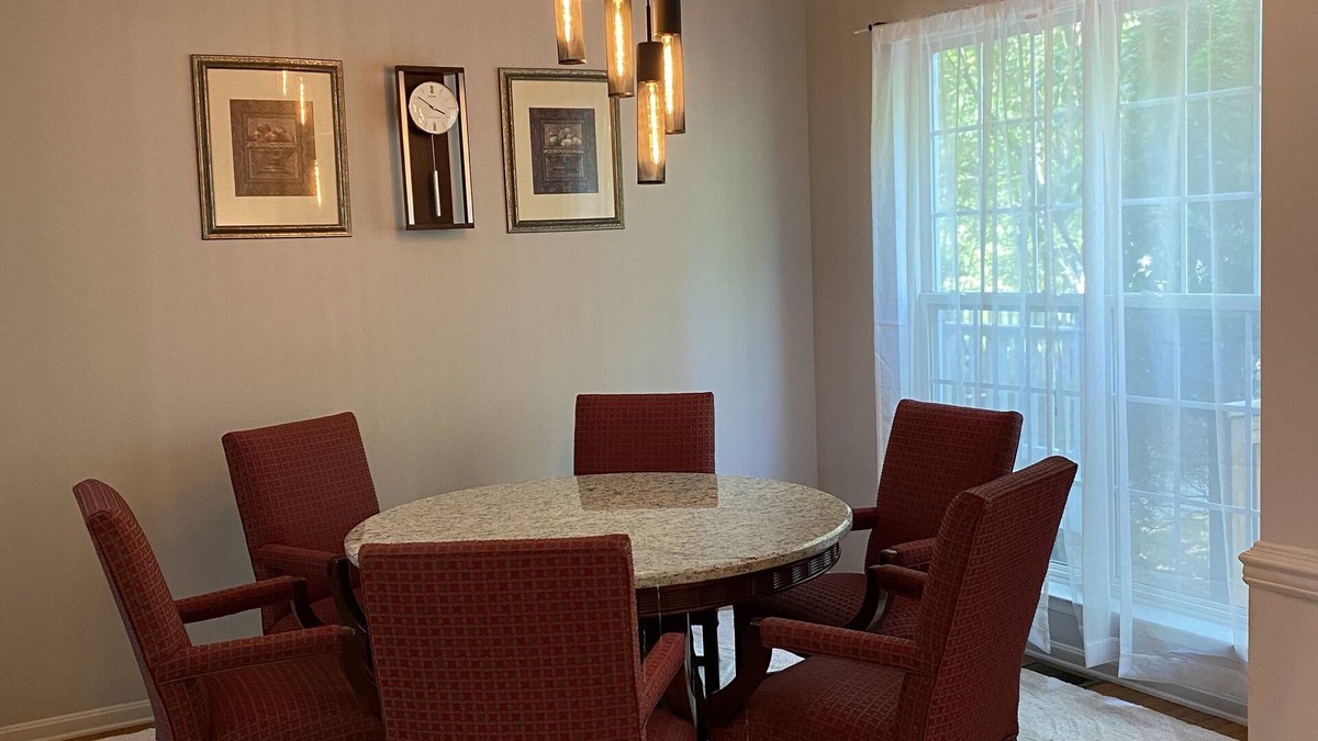 Newark House | Serene Townhome minutes away from Christiana Mall, DE Race Park and Univ. of DE