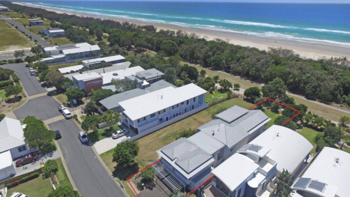 Casuarina House | SERENITY BEACH RETREAT - Hamptons Beach HavenCasuarina - sleeps 14 -7 bedrooms