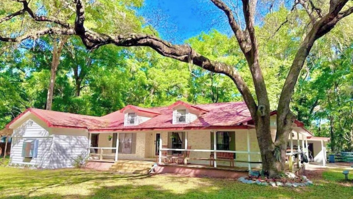 Fort White Cabin | Serenity Farmhouse near Florida Springs Game Room + Fire Pit