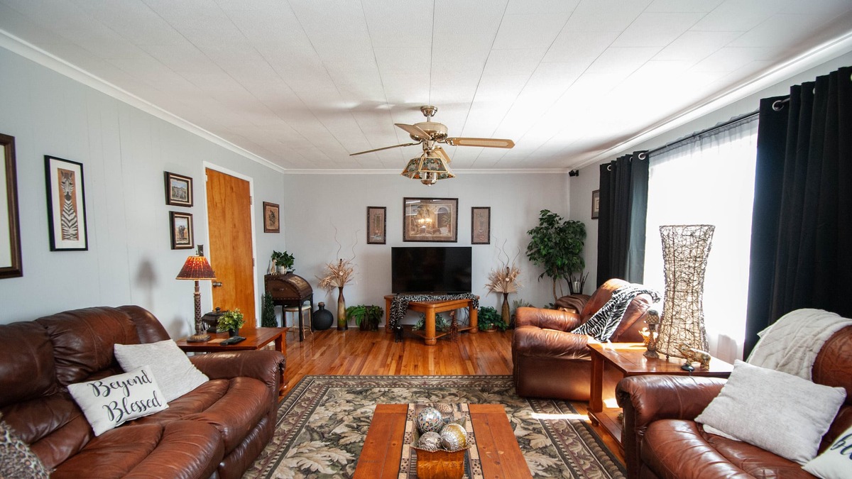 Sapulpa House | Serenity in Sapulpa sleeps 21 - 15 minutes to Tulsa