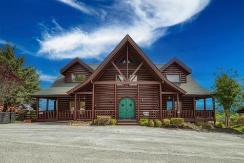 Sevierville House | Serenity Mountain Pool Lodge, Theater Room, 685 FREE tickets each paid day!