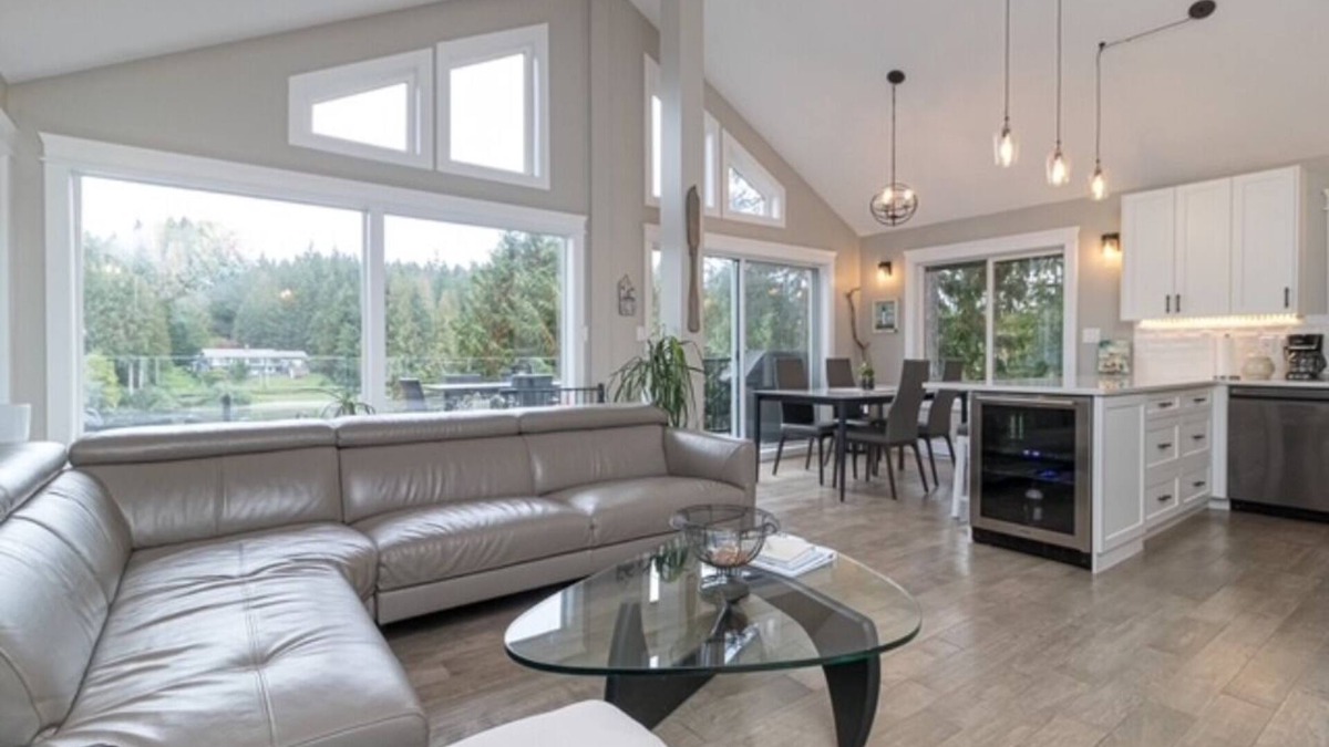 Shawnigan Lake House | Serenity on the Shore: 1-Acre Lakefront Getaway