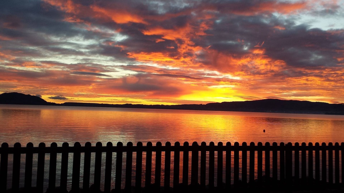 Rotorua Cottage | Serenity on the edge of the lake