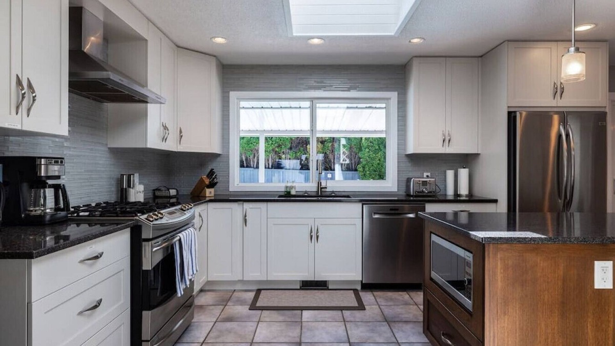 Central Okanagan House | Serenity Poolside Retreat · Luxe Home w/Pool/HotTub/Games/PetsOK/Nr Lakes