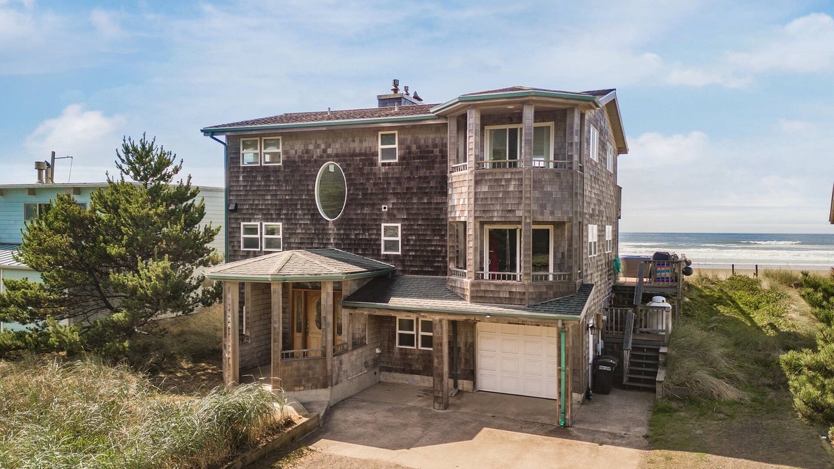 Tierra Del Mar House | Serenity Sands-Oceanfront, direct beach access, hot tub, dog OK. 4 bedrooms. Movie room