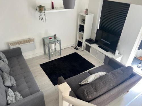 Loxford Apartment | Serenity Short Stays