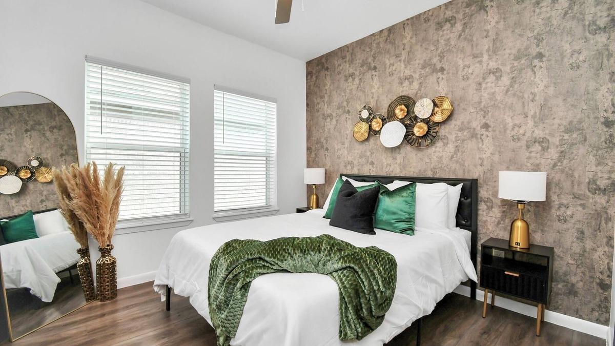 South Central Houston Apartment | Serenity Studios: Near Medical Center & Museum District