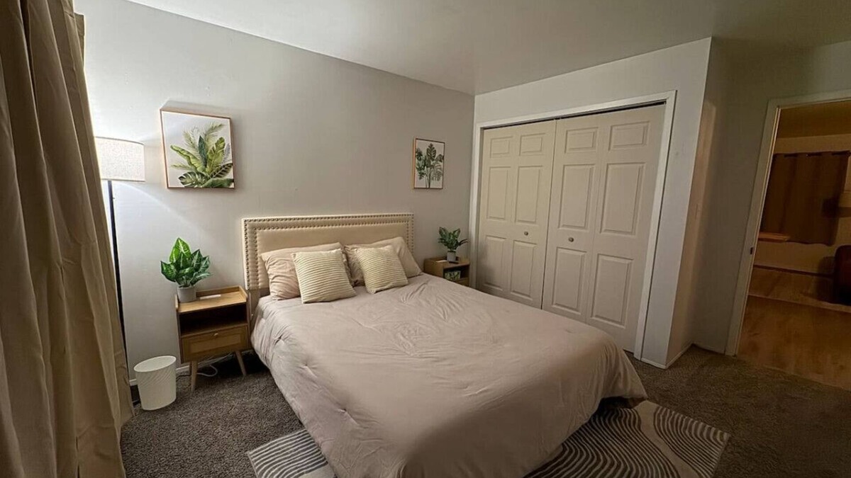 Evansville House | Serenity Suite Luxe Oasis 4