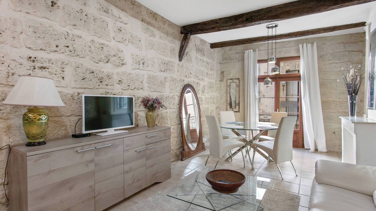 Pezenas Apartment | Serinity - 17th century, designer apartment