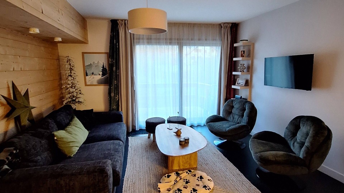 Monetier-les-Bains Apartment | Serre Chevalier, Monêtier, superb renovated apartment with terrace overlooking garden